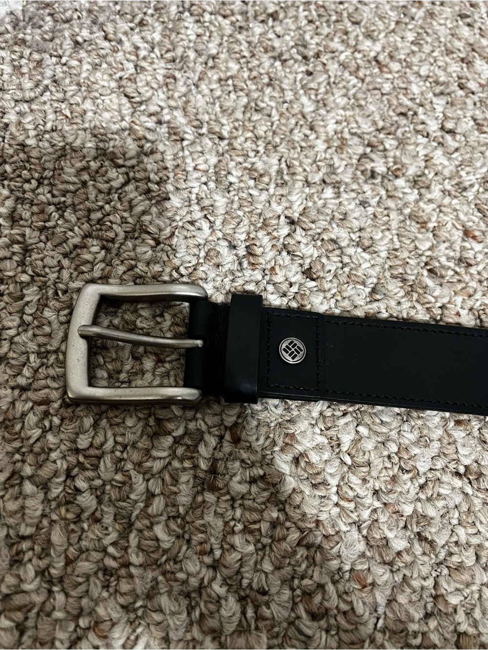 Men’s Black Columbia belt. Silver buckle. Size 34-36. Leather. Like New.